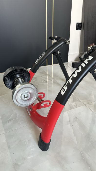 Trenażer rowerowy B’Twin In’Ride 500 Fluid Technology – płynny opór