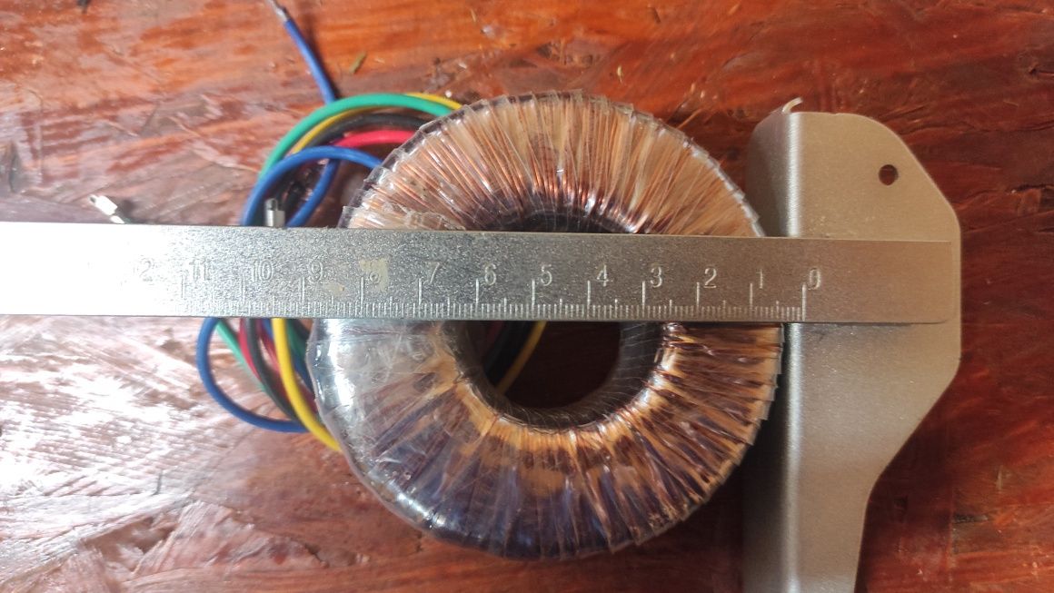 Transformator toroidalny.