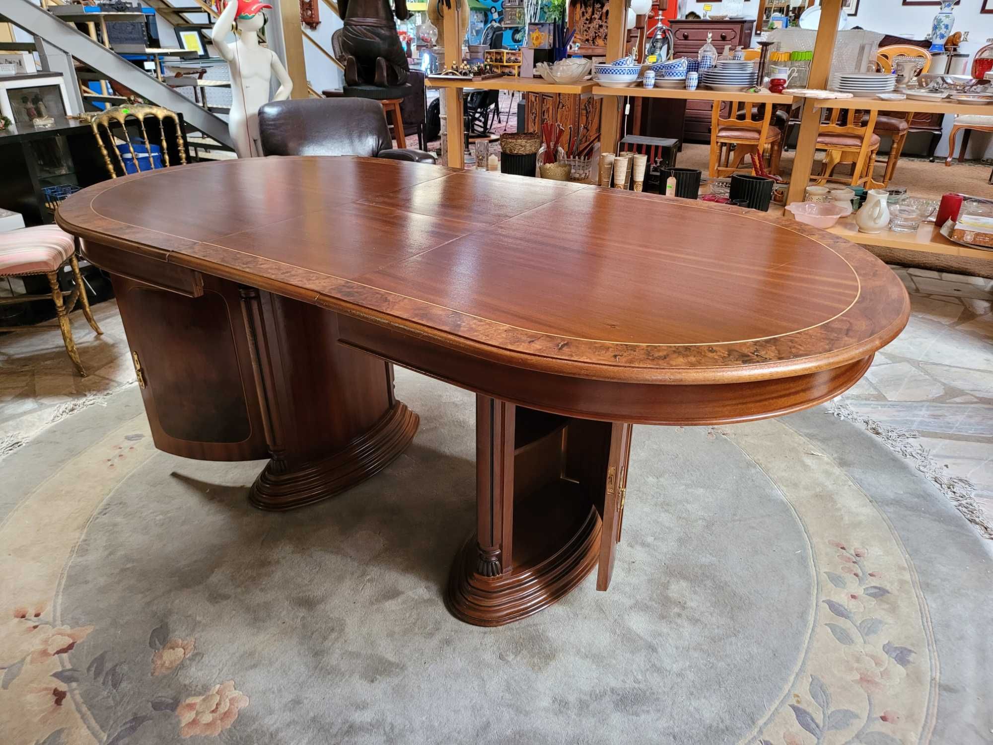 Belíssima mesa de sala em madeira maciça com arrumação em ambos os