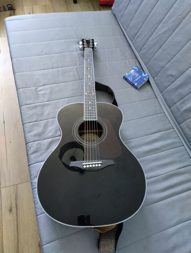 Sprzedam prawie nową mało używaną gitarę akustyczną