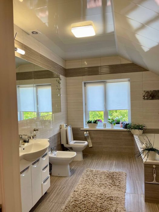 Продається двоповерховий ексклюзивний будинок в передмісті