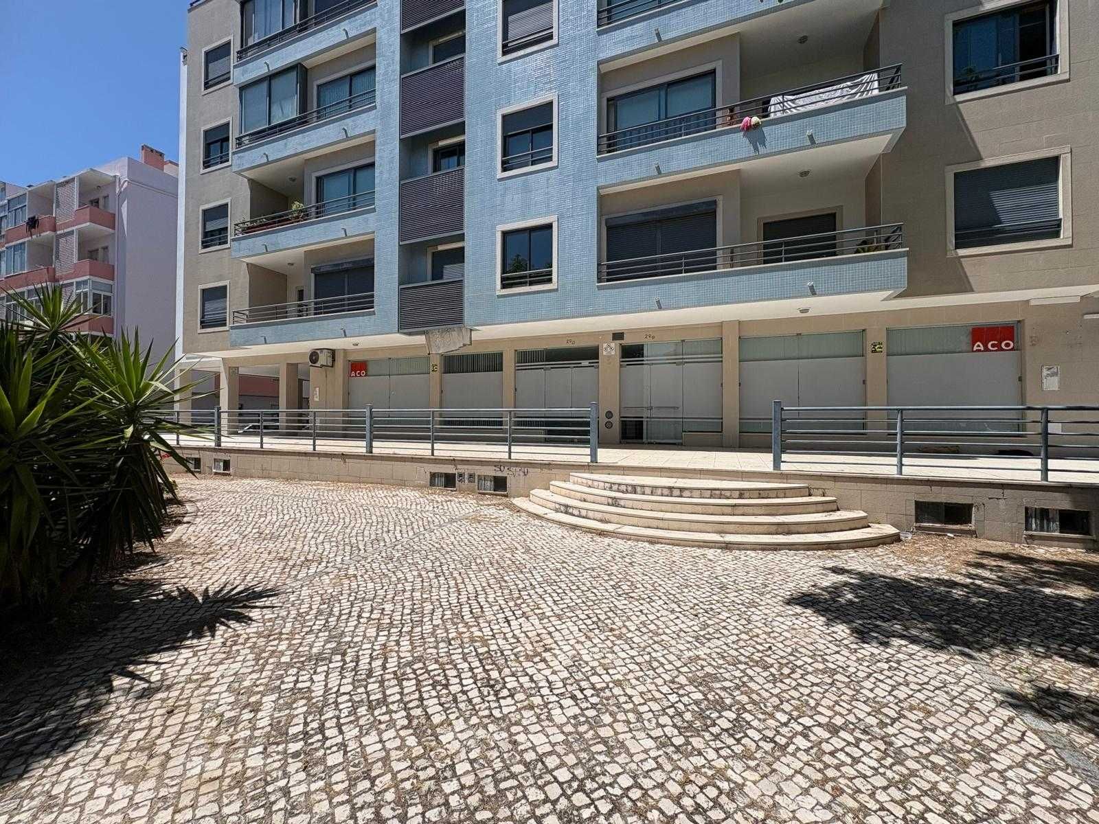 Loja (57m2) em Arrendamento na Costa da Caparica (Avenida do Mar)