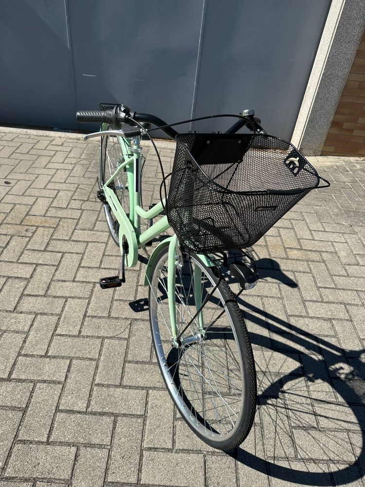Bicicleta citadina com cesto