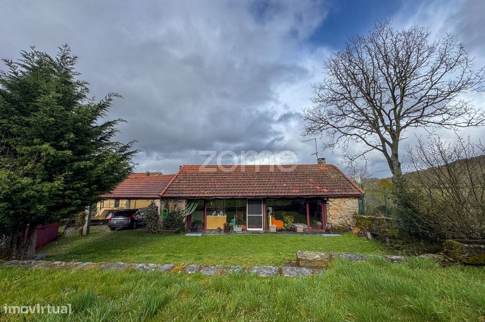 Moradia T2+1 com jardim e terreno –  Tourém, Montalgre