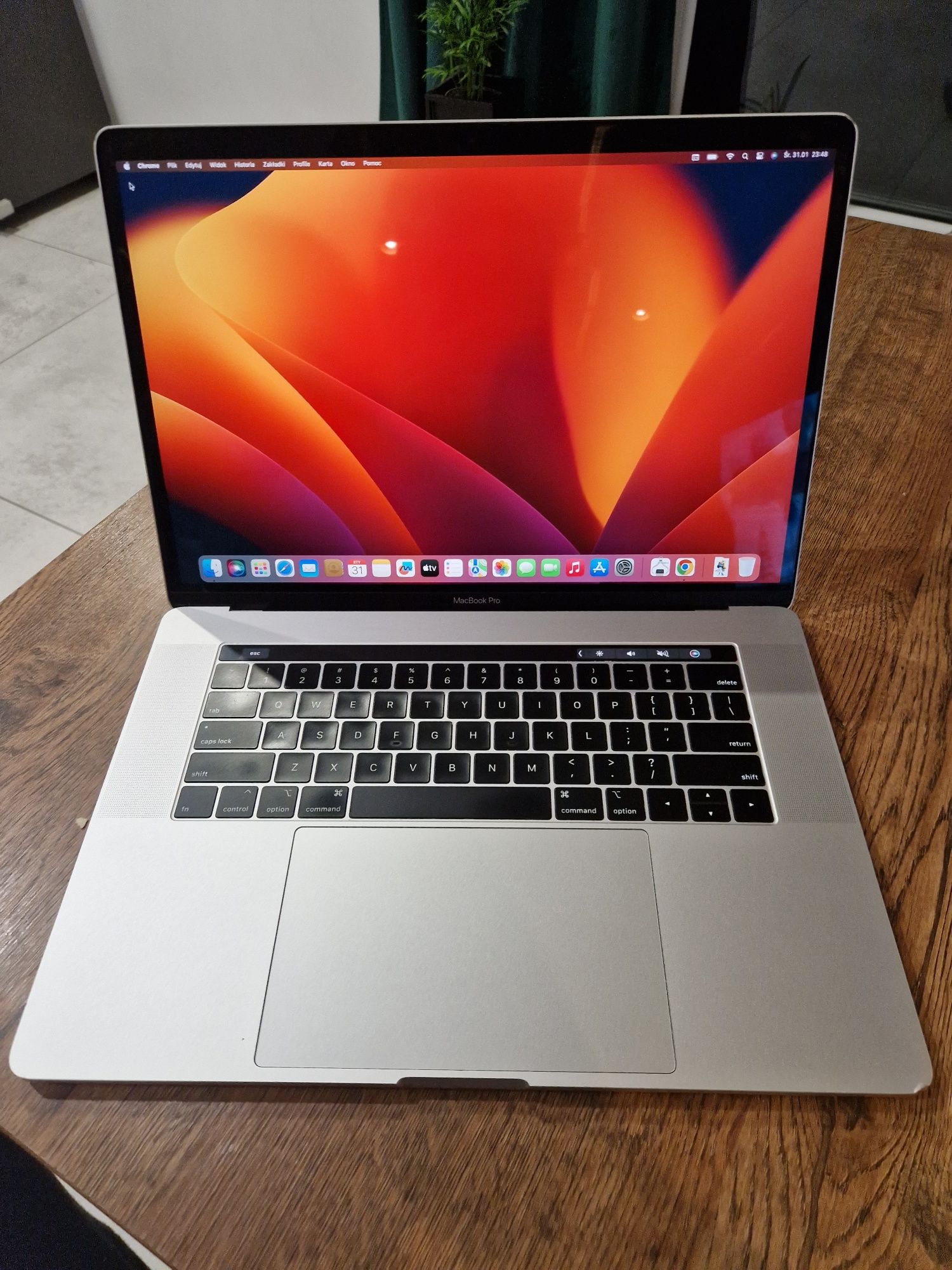 MacBook Pro 15.6 A1990 i9 2.9 512GB ssd 32GB Vega 20 retina touchbar
