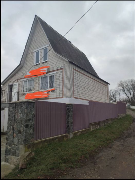 Продається у центрі села магазин