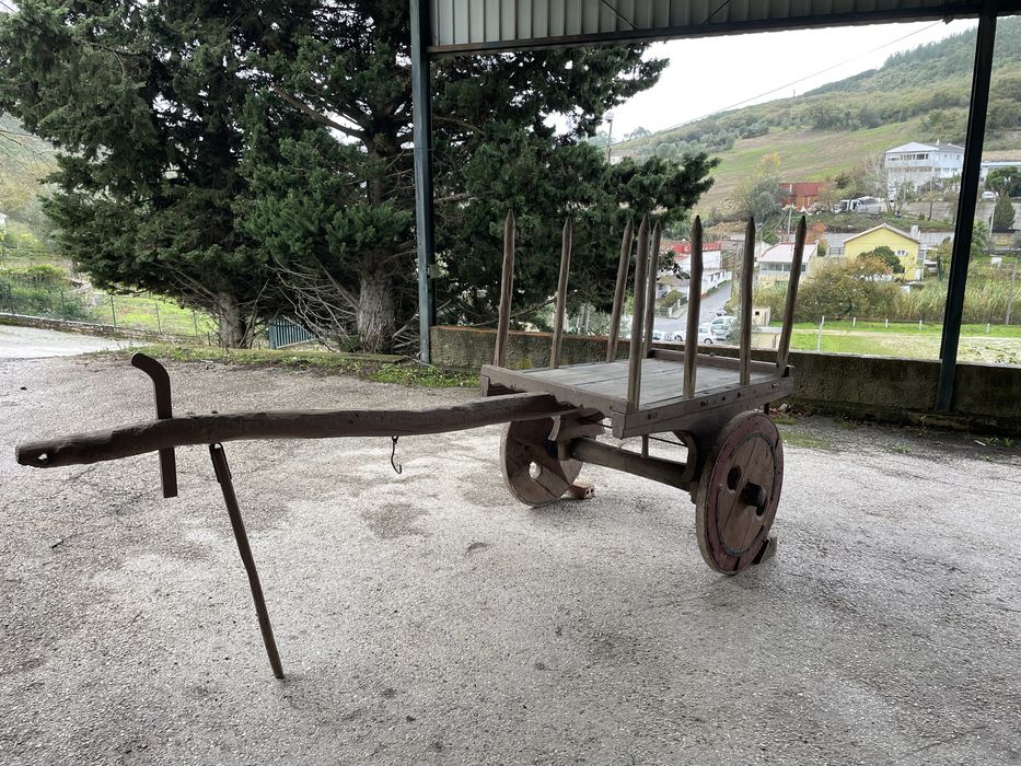 Carro de bois de madeira
