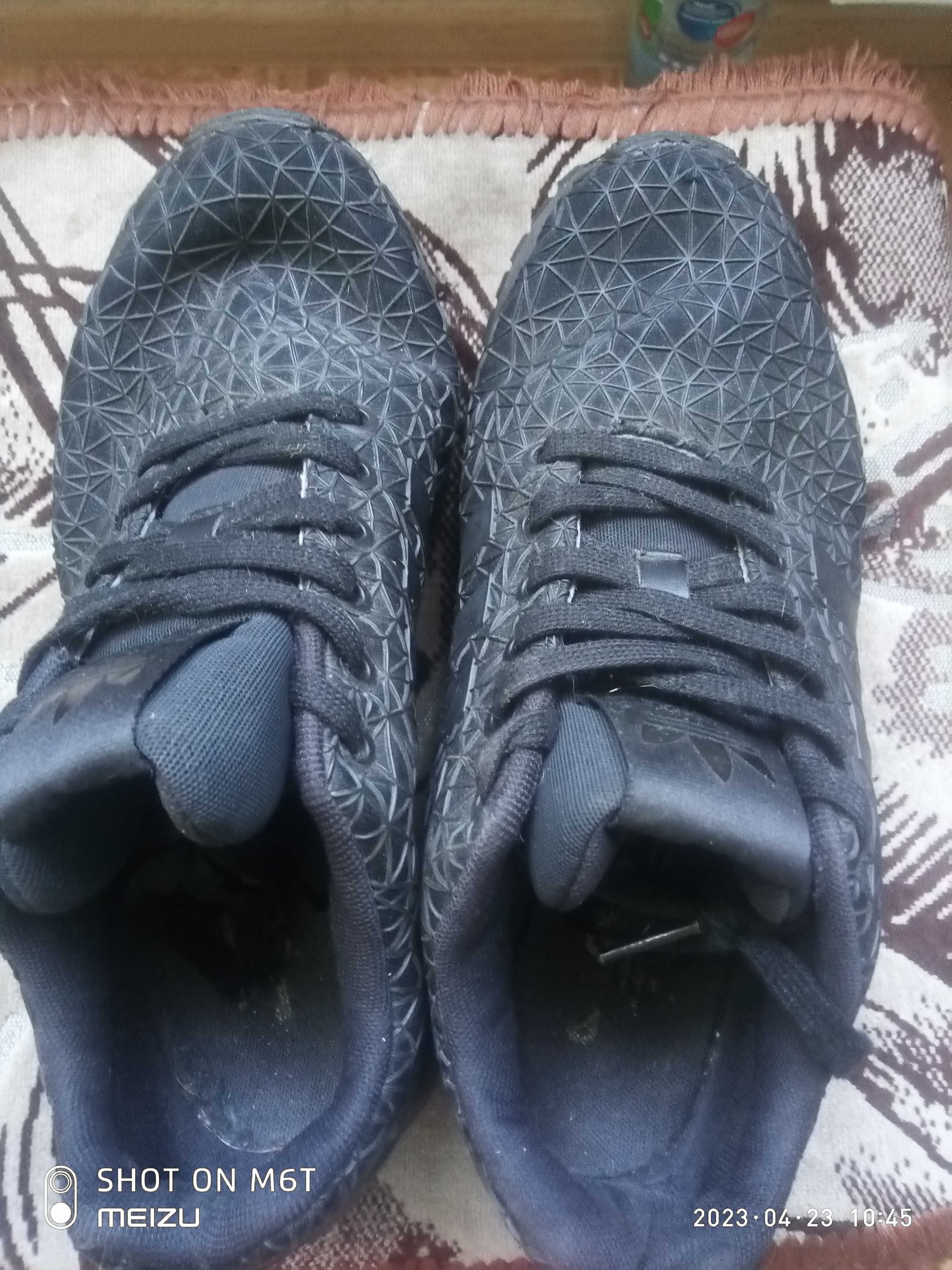 Продам женские кроссовки adidas