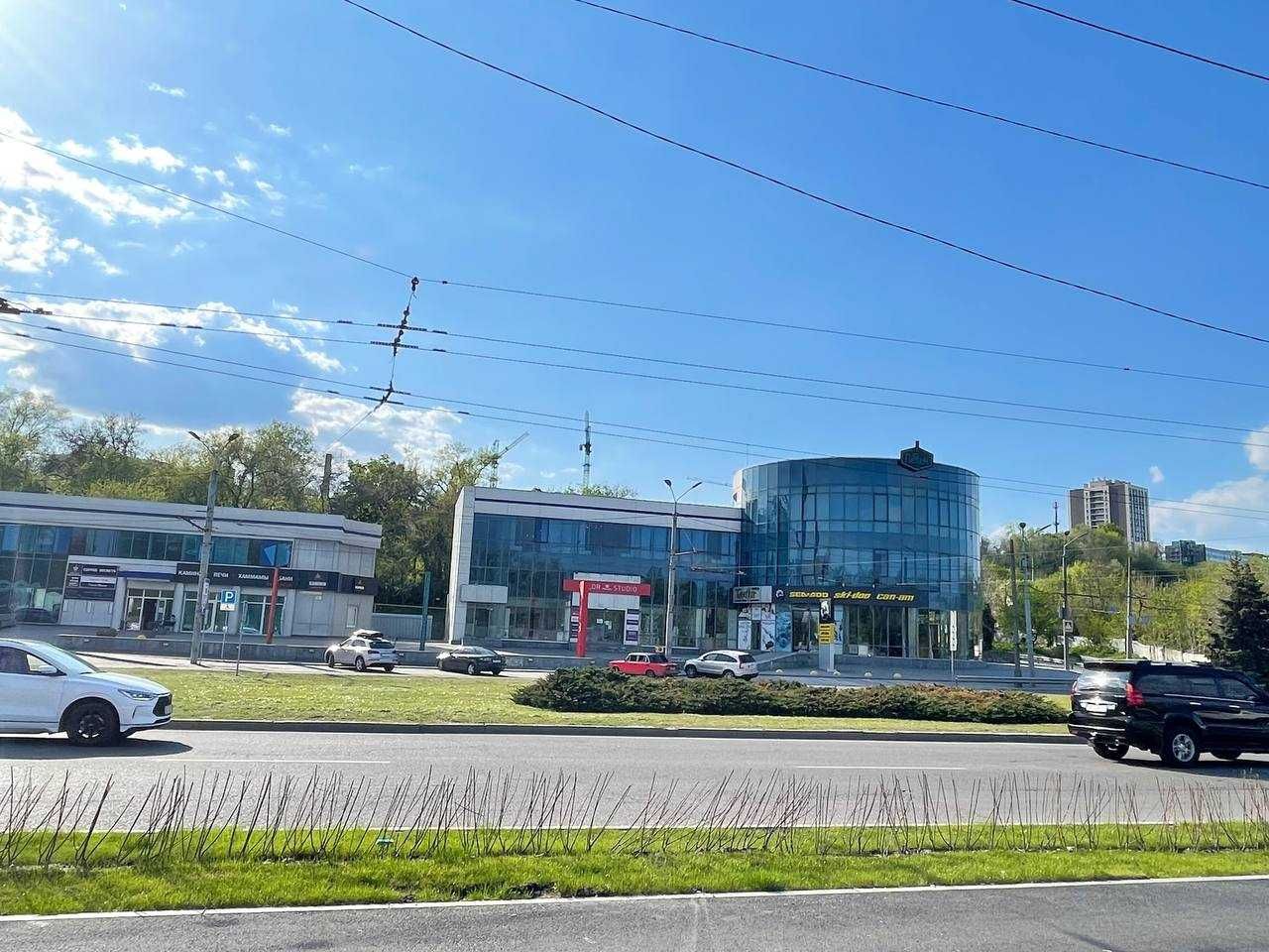 Оренда кабінету з панорамним видом наб. Перемоги поблизу Бартоломео
