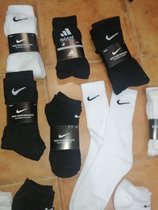 Meias de desporto bancas e pretas
