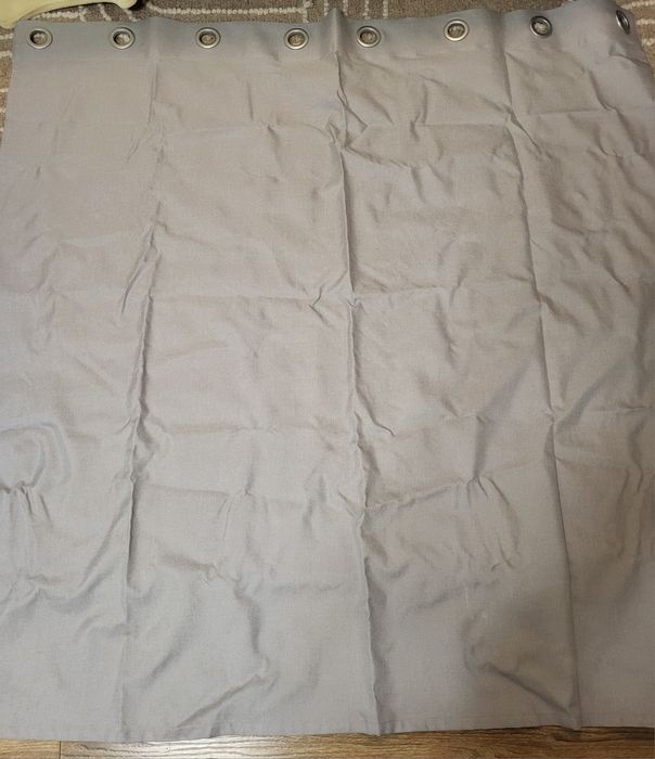 Jasnoszara zasłona typu blackout na przelotkach