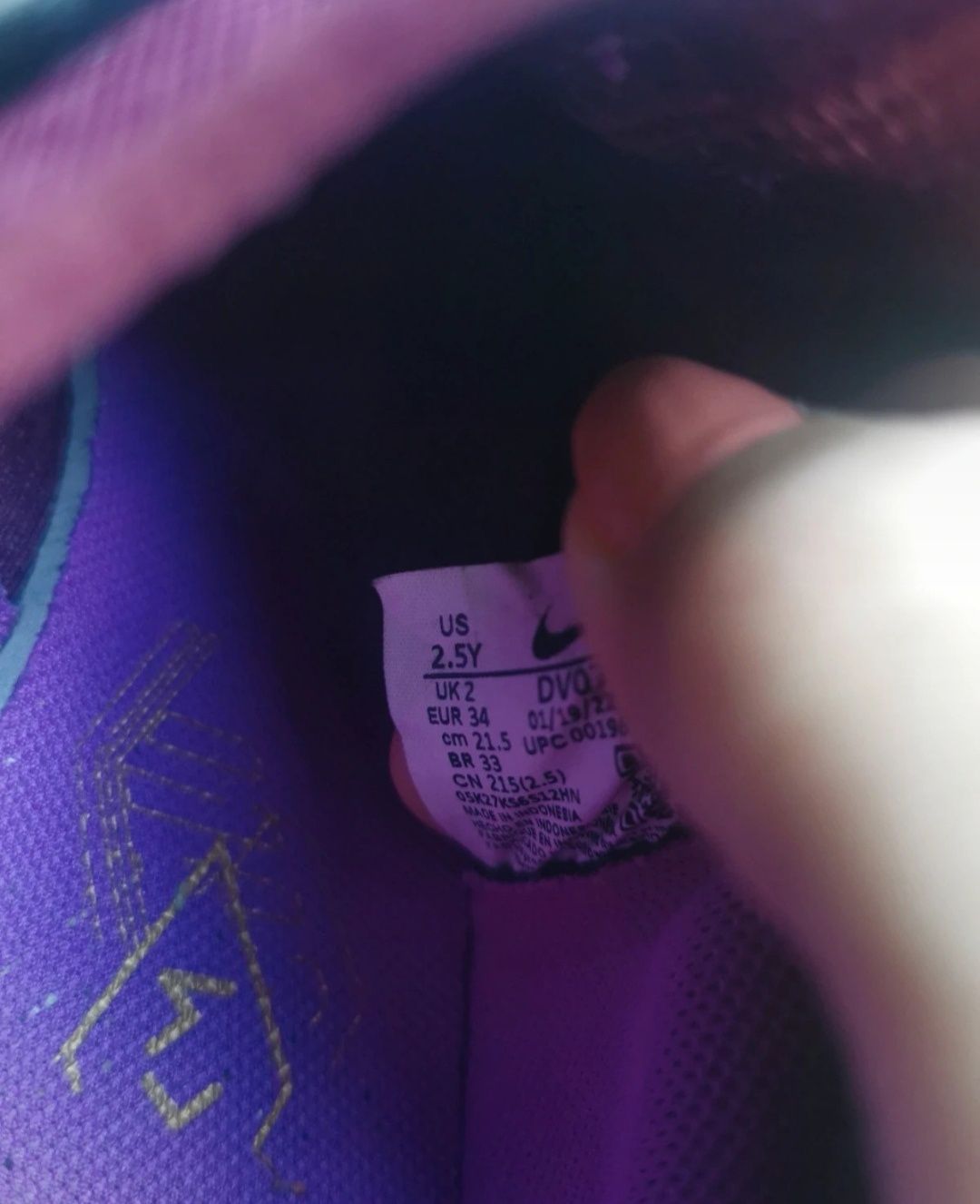 Chuteiras Nike edição especial Mbappé, tamanho 34