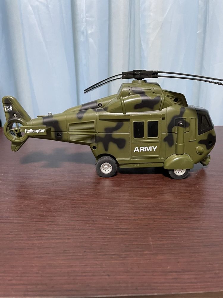 Военный игрушечный вертолет
