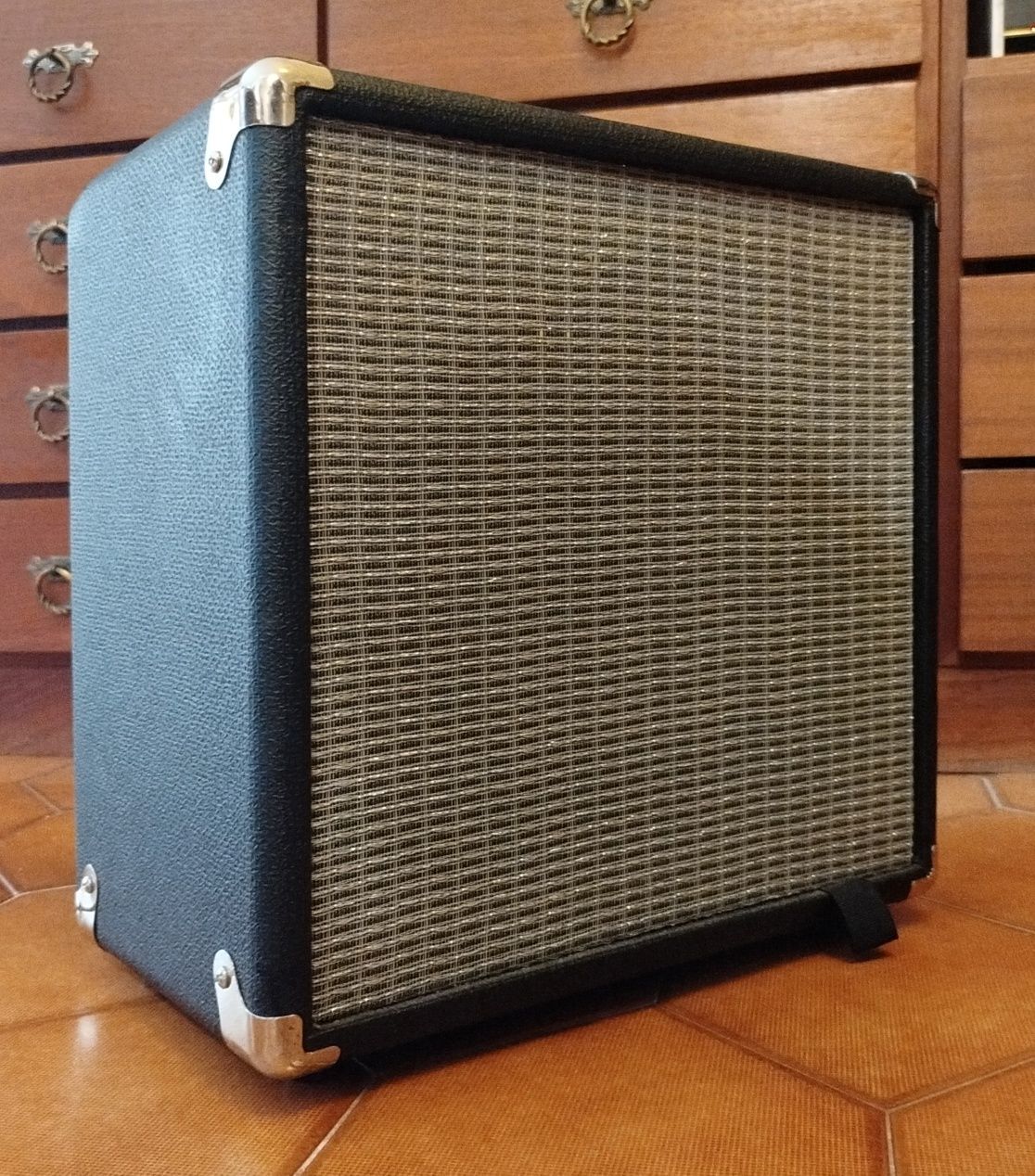 Fender Rumble 15 watts RMS bass amplificador baixo speaker 8" combo