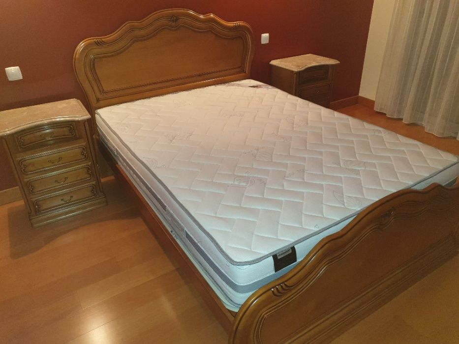 Mobília de quarto - cama + colchão + 2 mesas cabeceira + cómoda