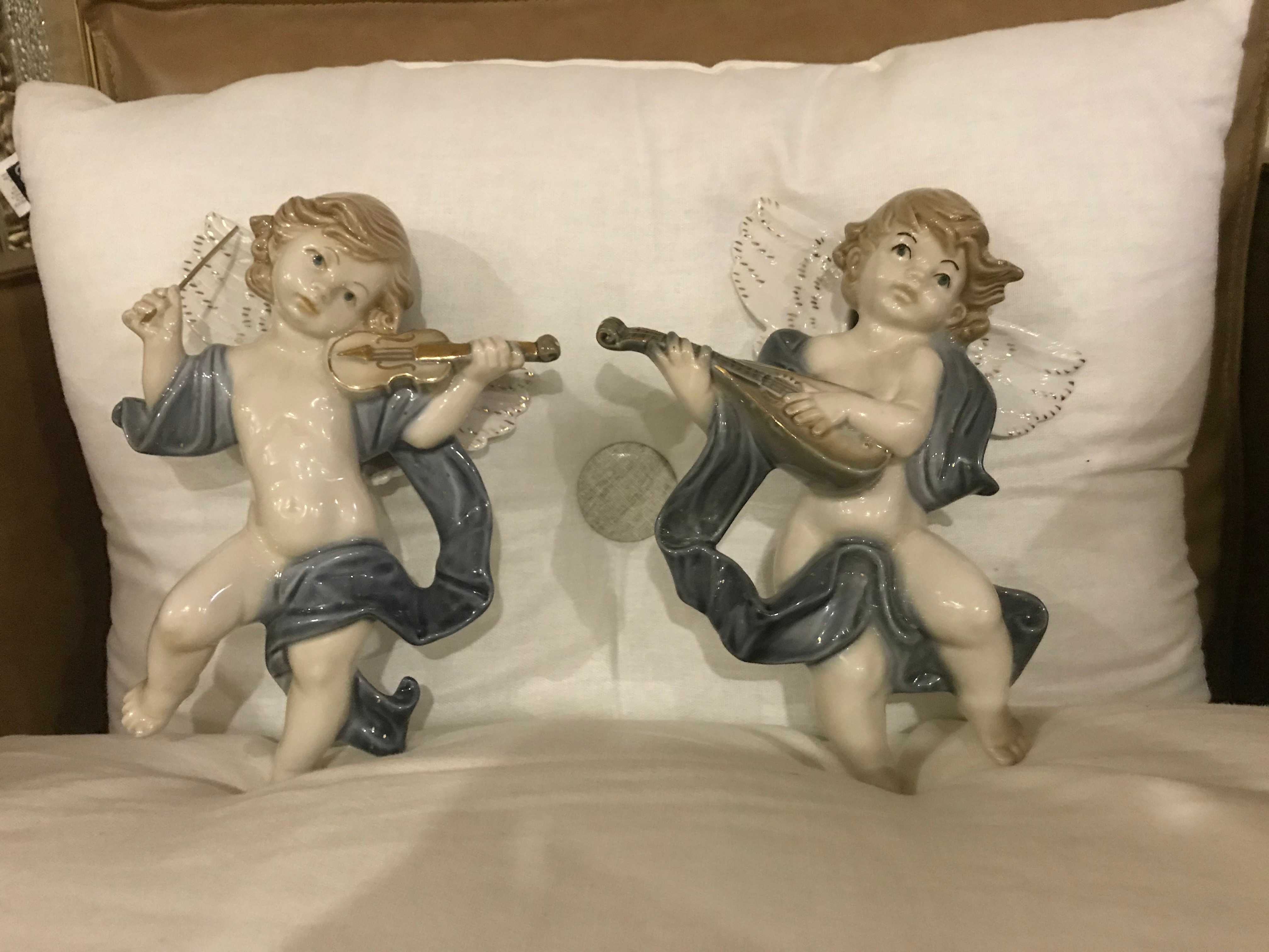 Par de anjos em porcelana