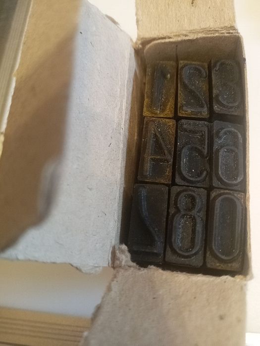 Готовальня, перья плакатные, механические карандаши, штампы с цифрам