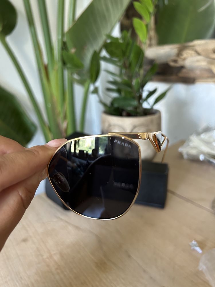 Okulary przeciwsłoneczne Prada złote okucia z czarnym szkłem nowe
