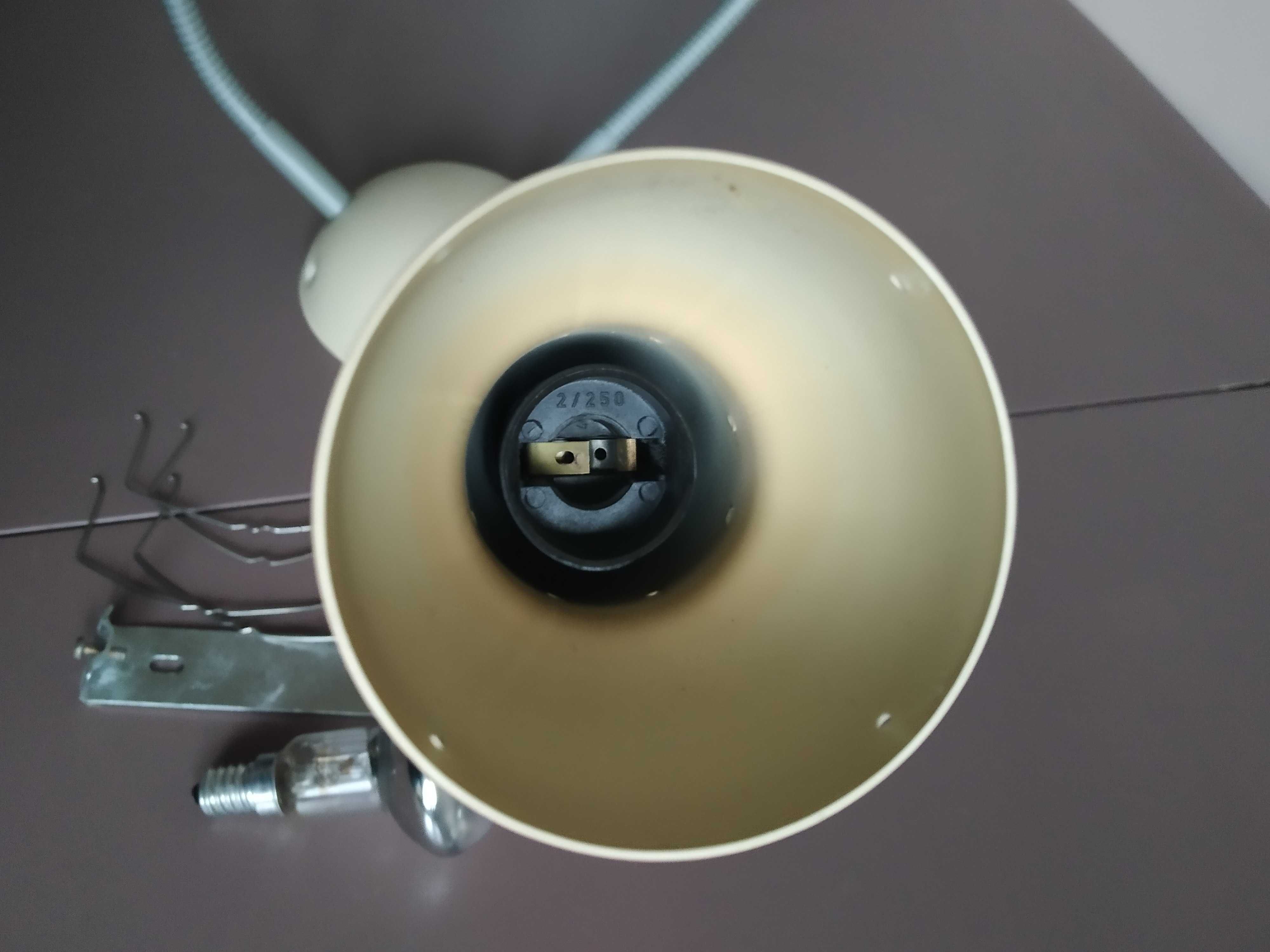 Lampa sufitową lub ścienna z trzema żarówkami E14 40W.