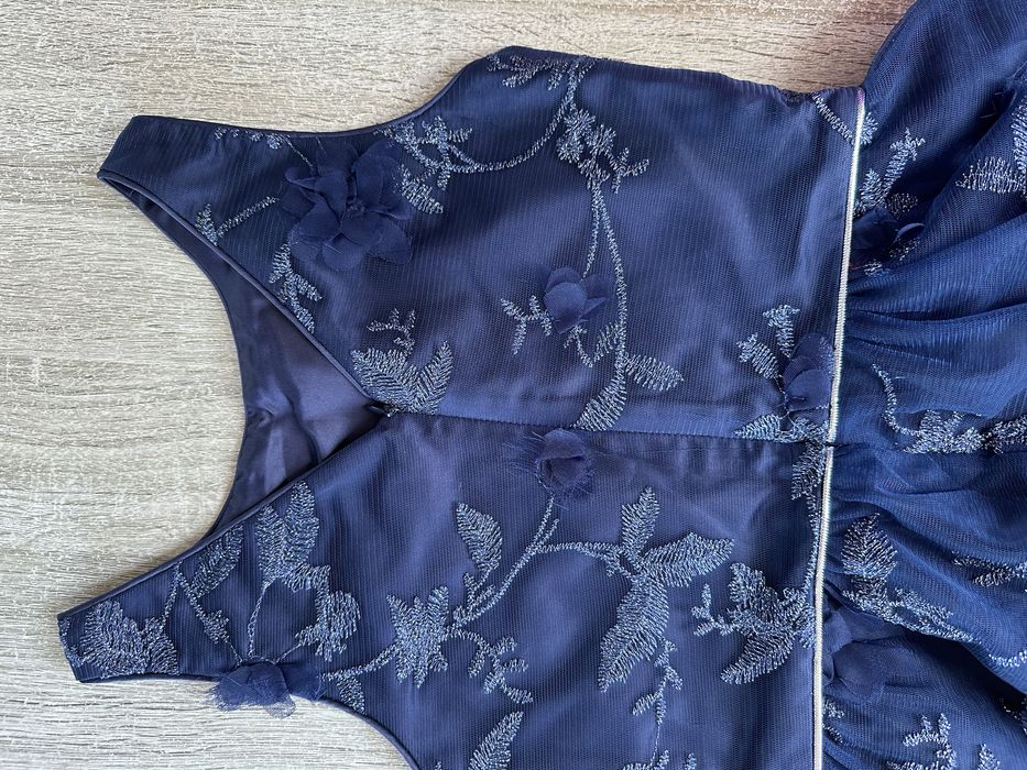 Śliczna granatowa sukienka ze srebrnymi dekoracjami cool club