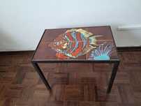 Mesa de apoio de ferro e azulejos