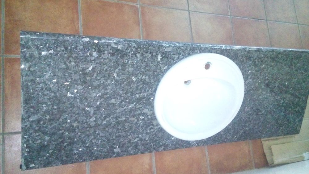 Vendo pedra mais lavatório para casa de banho