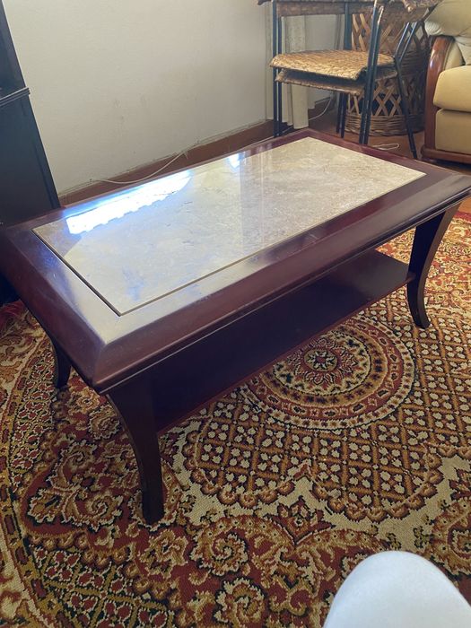 Mesa de madeira e mármore