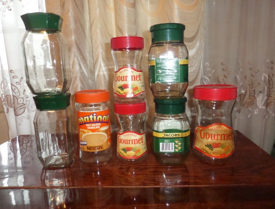 Банки, баночки стеклянные с пластмассовыми крышками, пустая тара