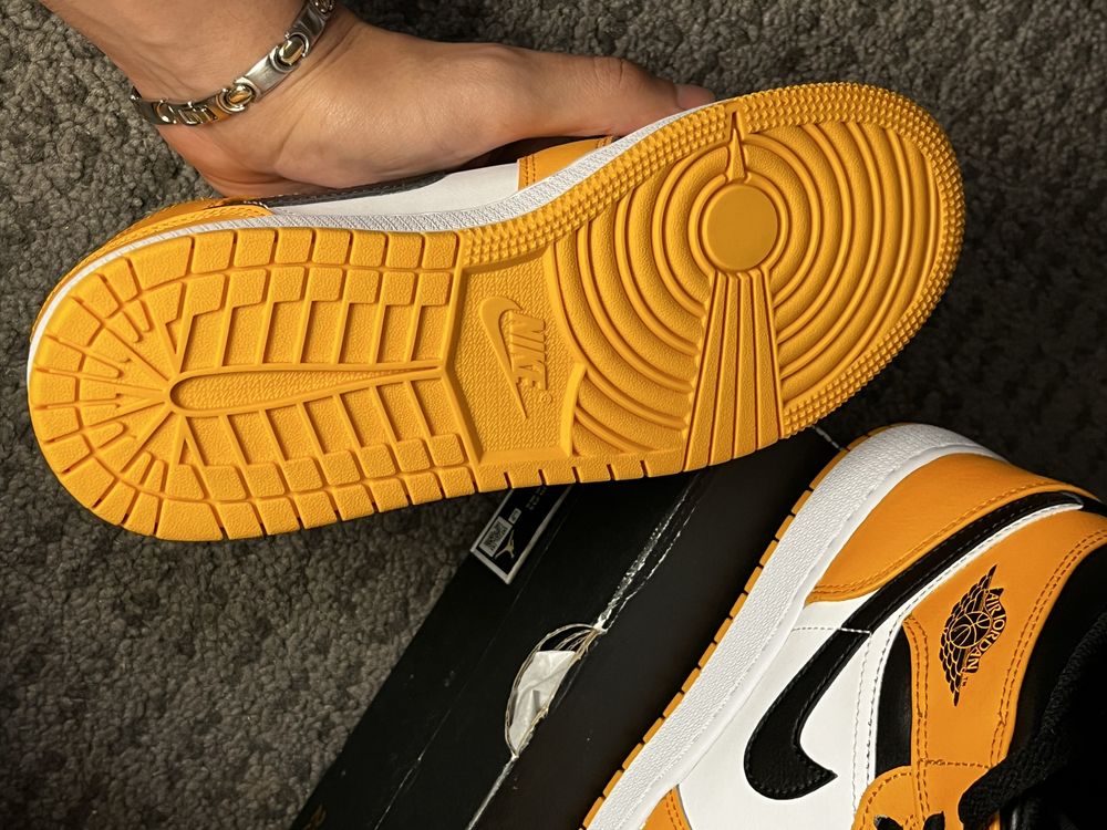 Air Jordan 1 Mid GS Taxi