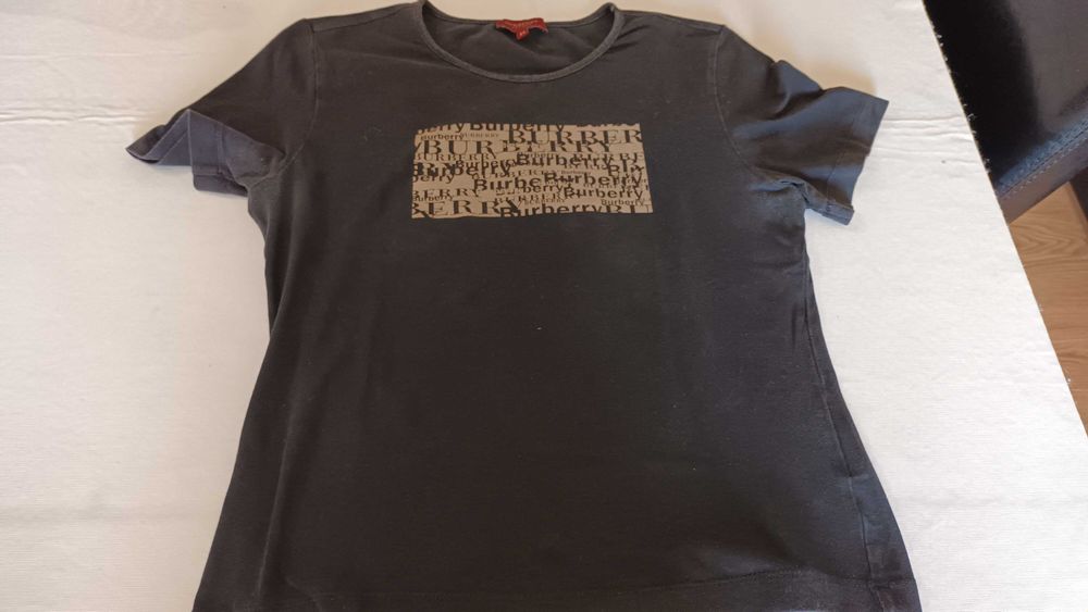 T-shirt preta e bege da Burberry