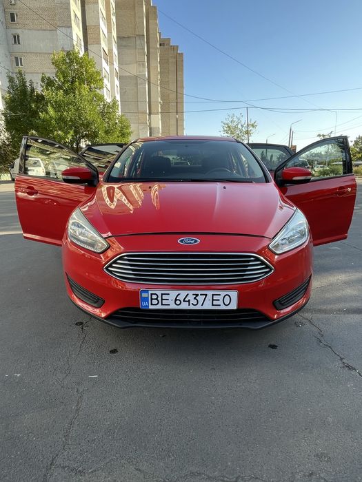 Машина Ford Focus 2015 года