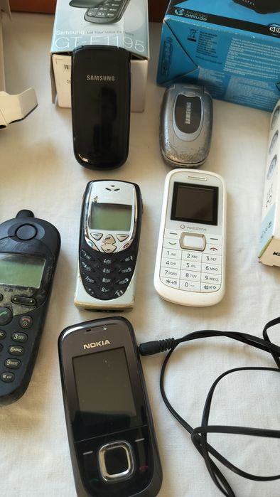 Telemóvel vários  antigos para  peças ou coleções por  lote 50,00€