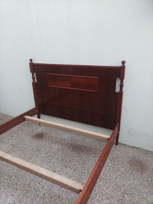 Cama de casal antiga estilo nórdico