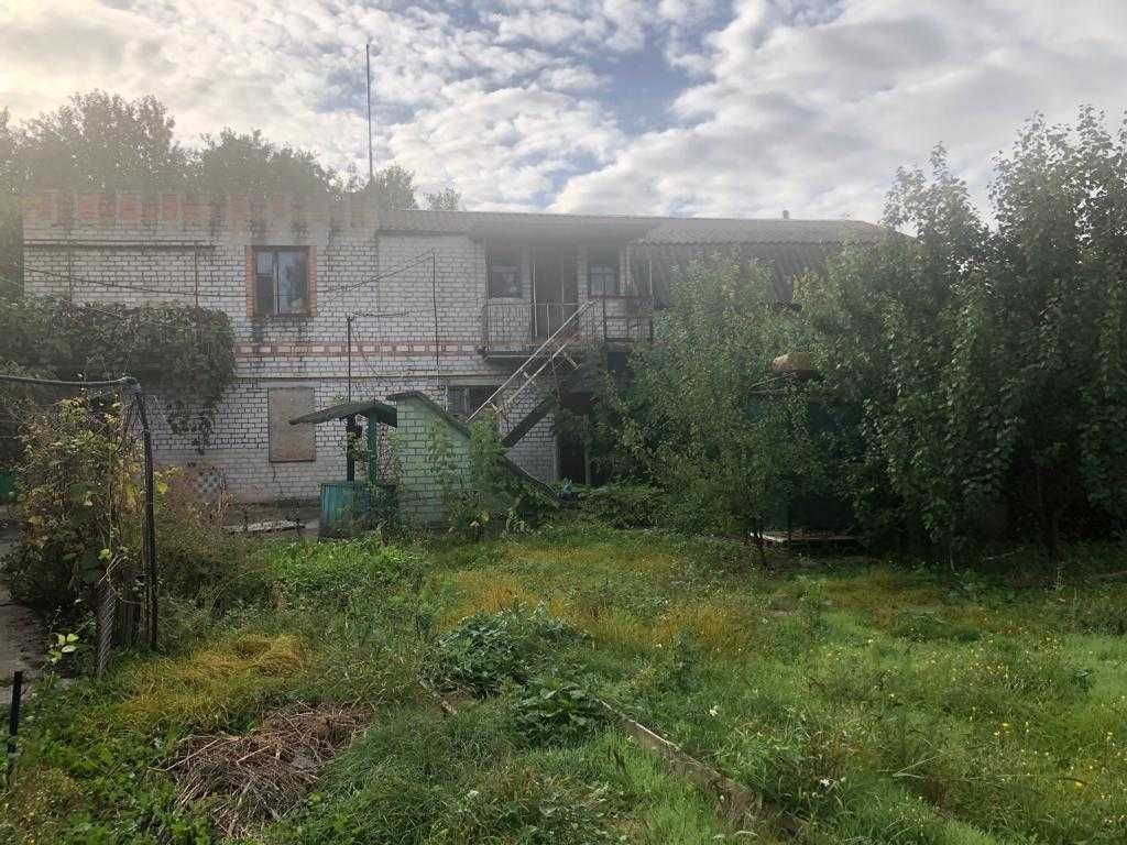 Будинок на березі річки.