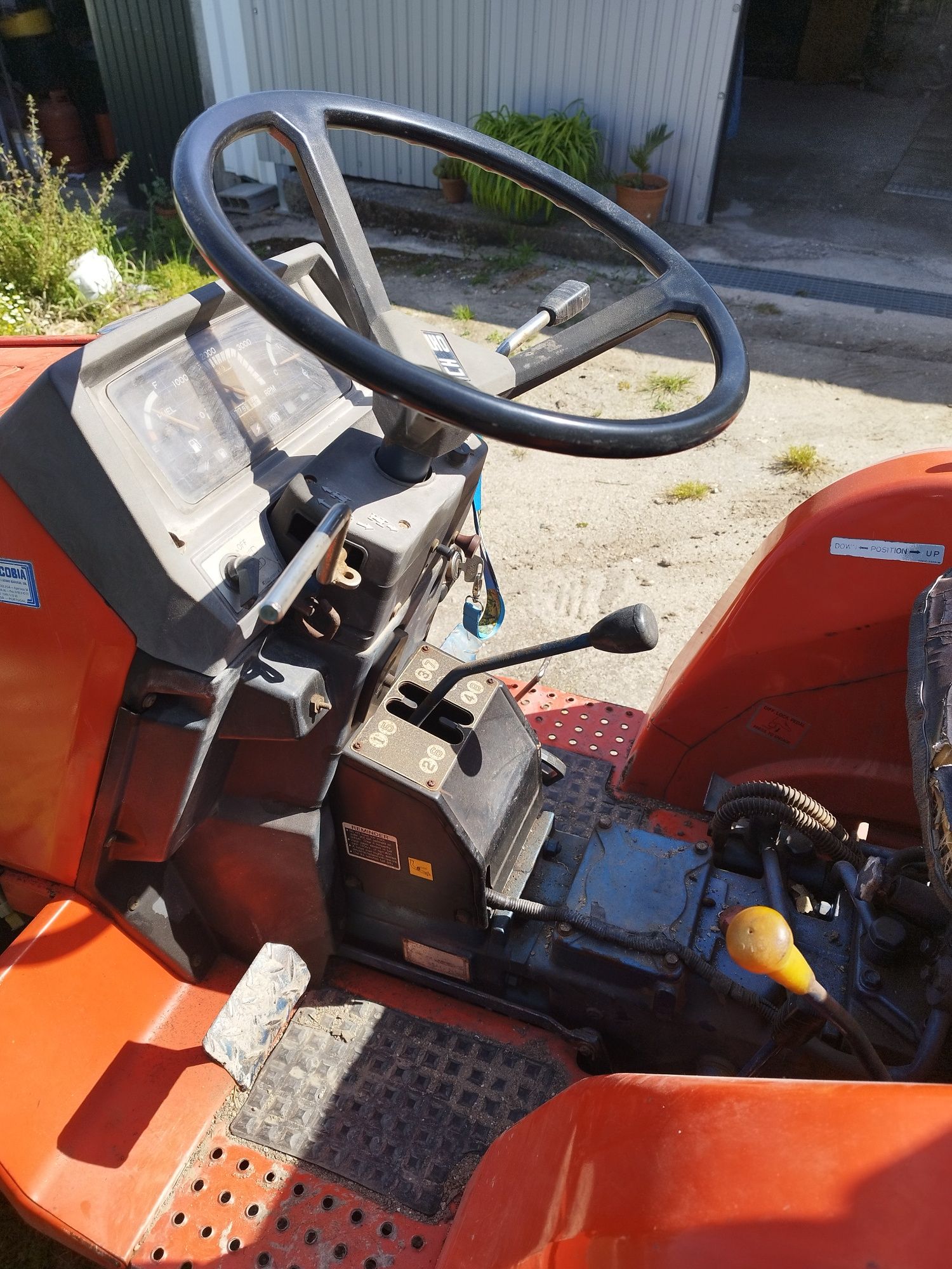 Trator 4x4 com documentos