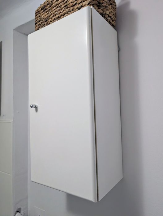 Biała szafka łazienkowa do łazienki półki