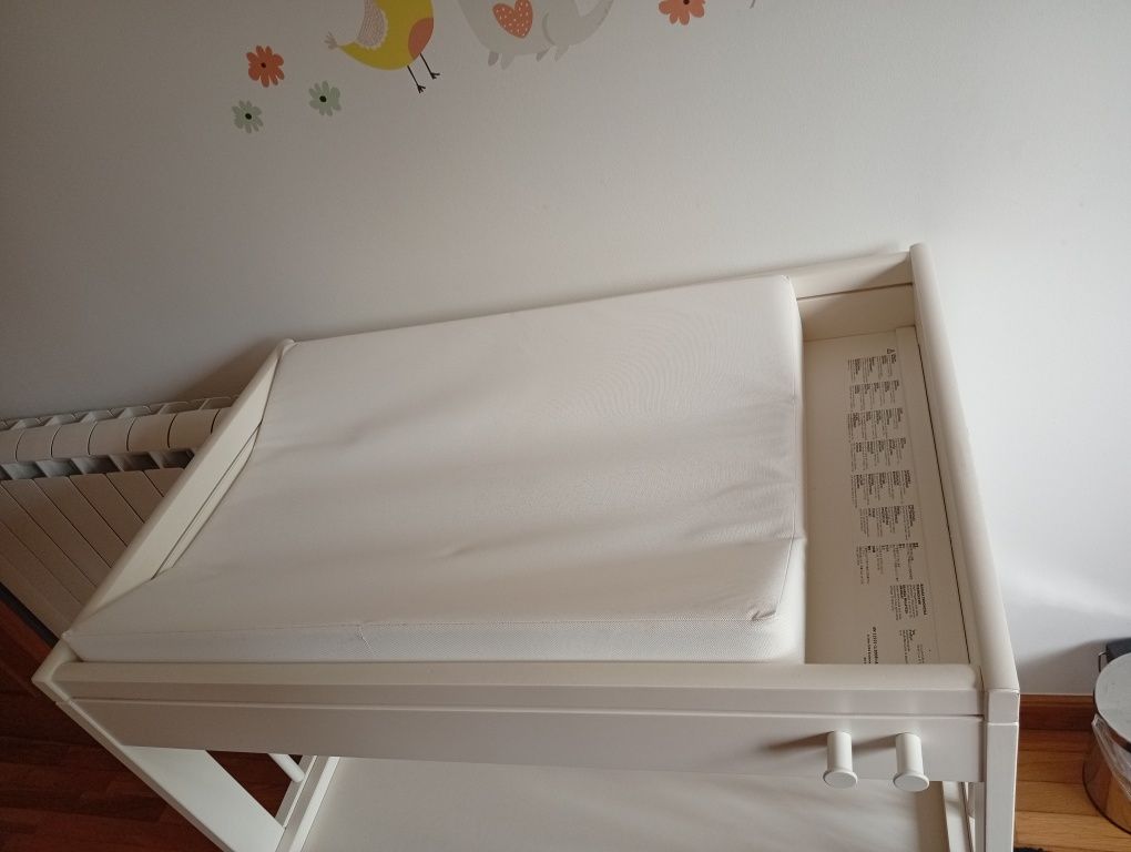 Muda fraldas + colchão IKEA