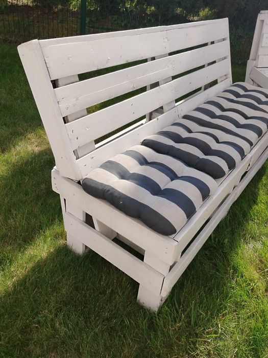 Ławki z palet z poduszkami