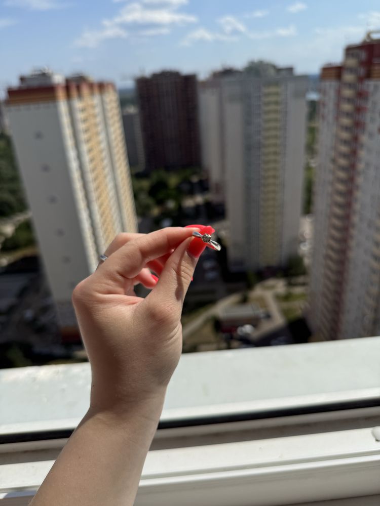 Перстень з Білого золота та діамантом