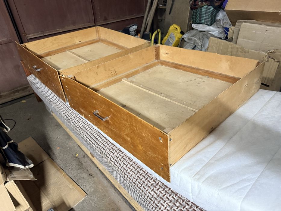 Продав диван за символічну ціну