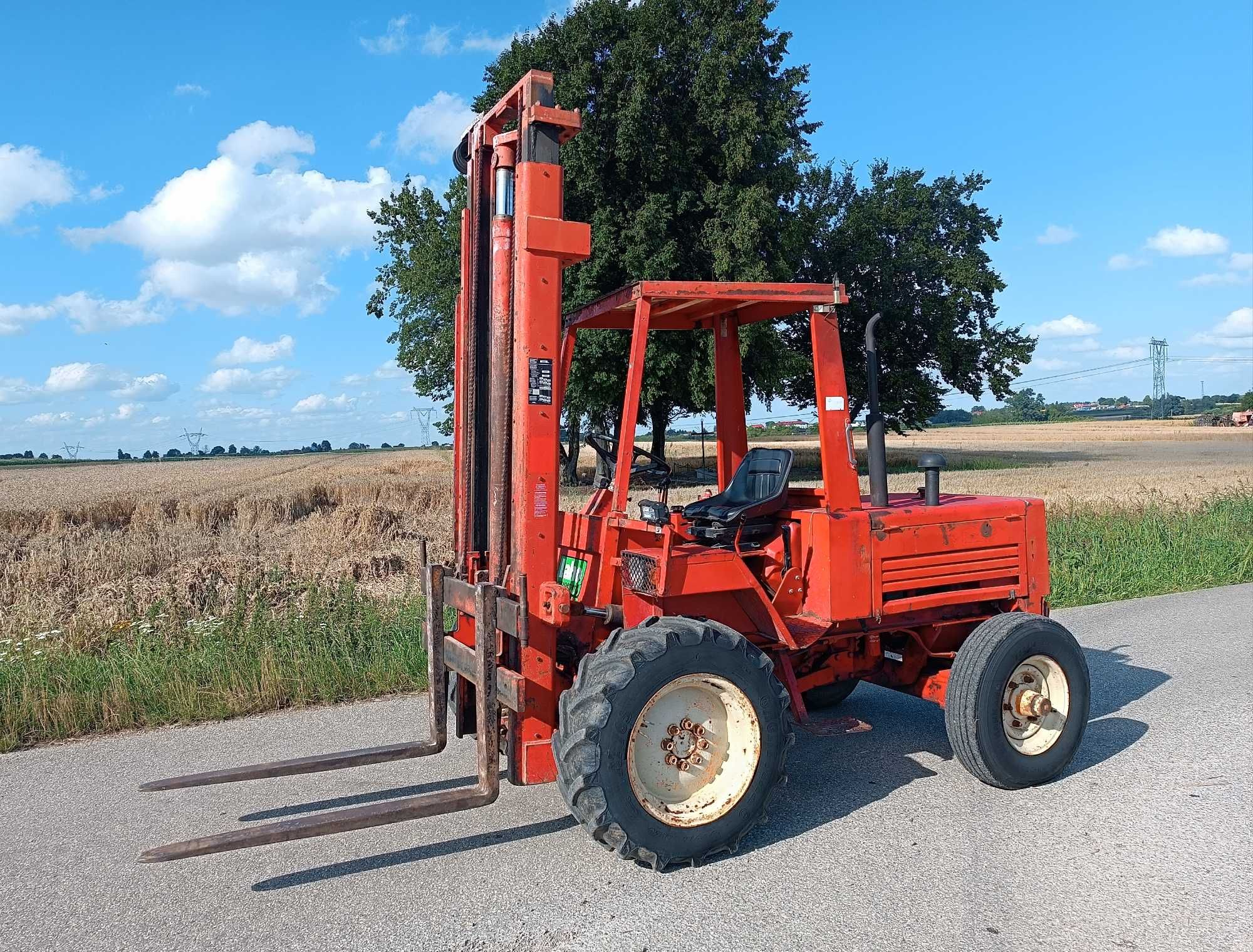 Wózek widłowy terenowy Manitou MC200.