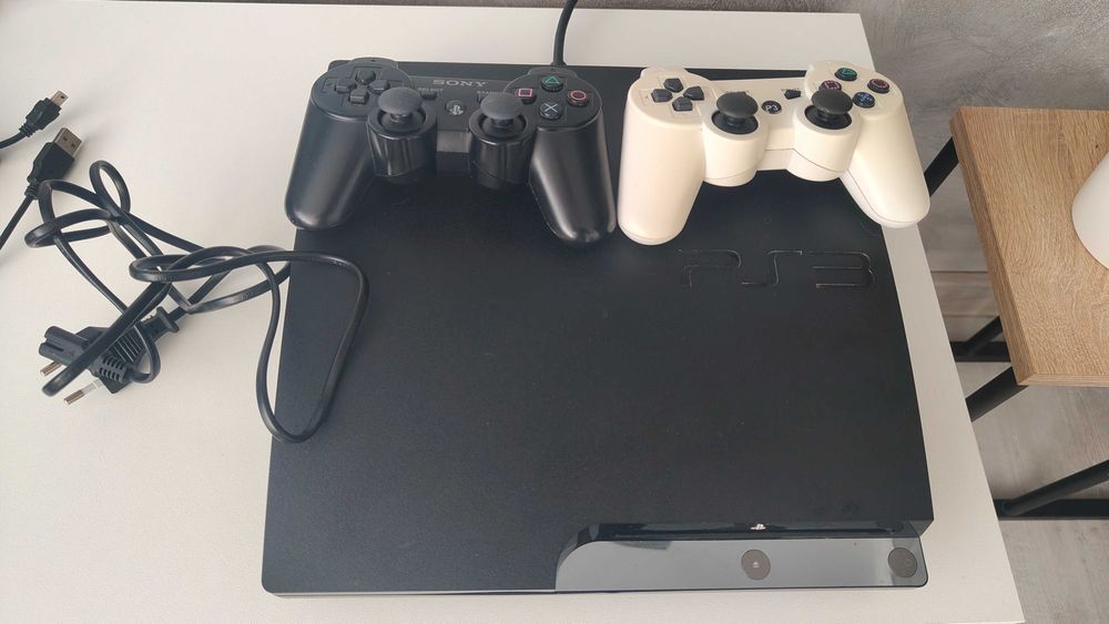 PS3 slim 1Tb+40 gier+2 pady