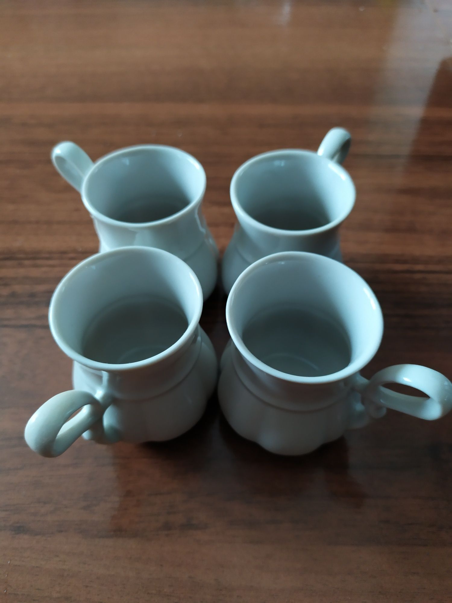 Фарфоровые чашки для кофе.