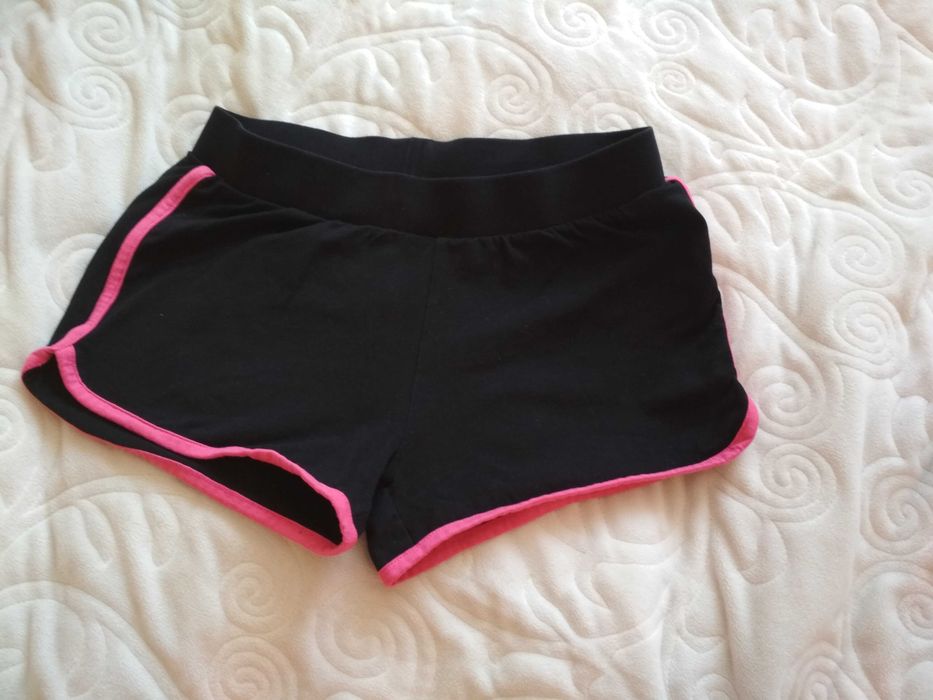 Czarne sportowe spodenki szorty 158