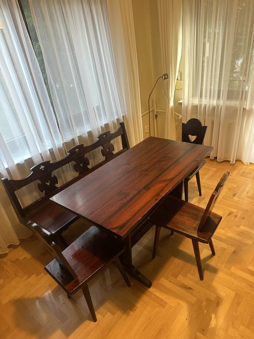 Stół z krzesłami i ławą