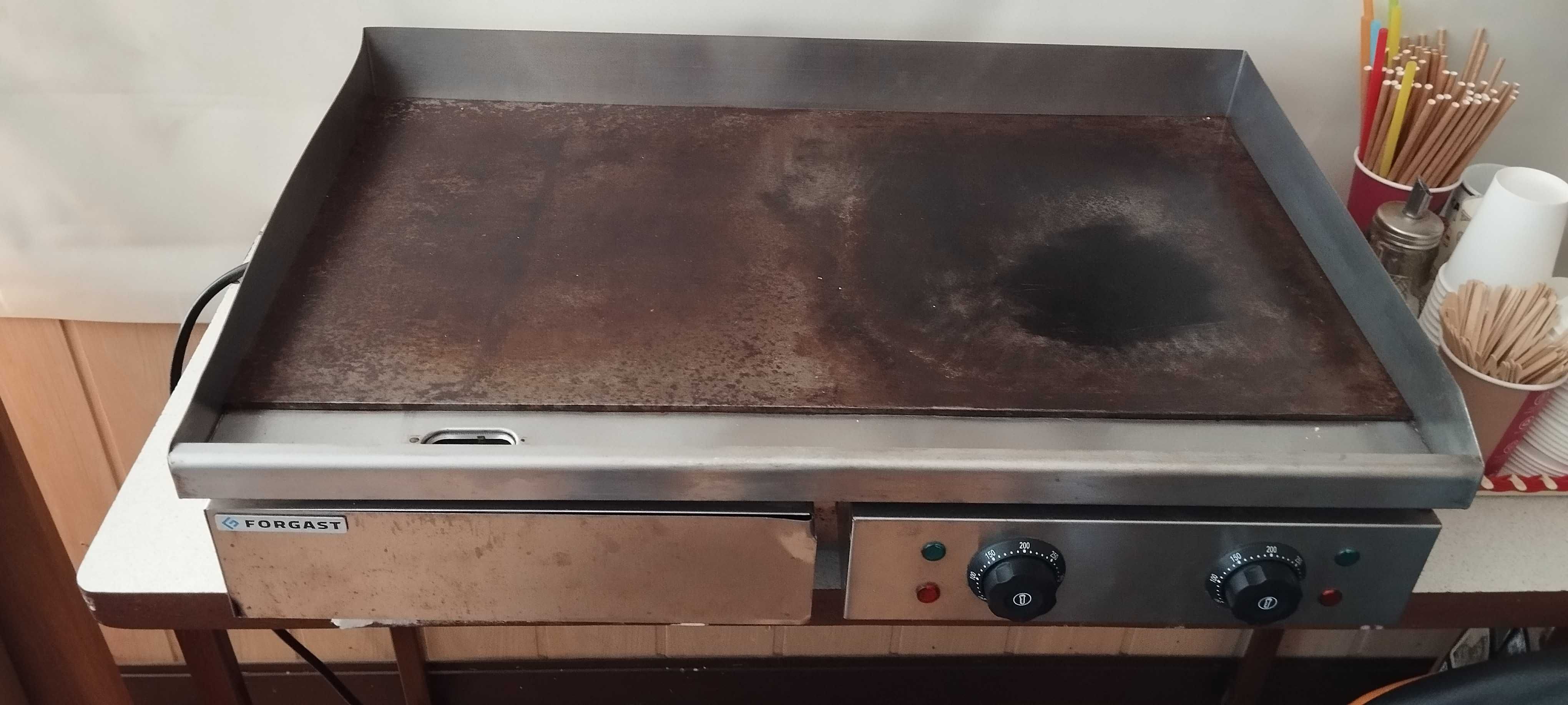 przyczepa gastronomiczna wyposażona w sprzęt i meble