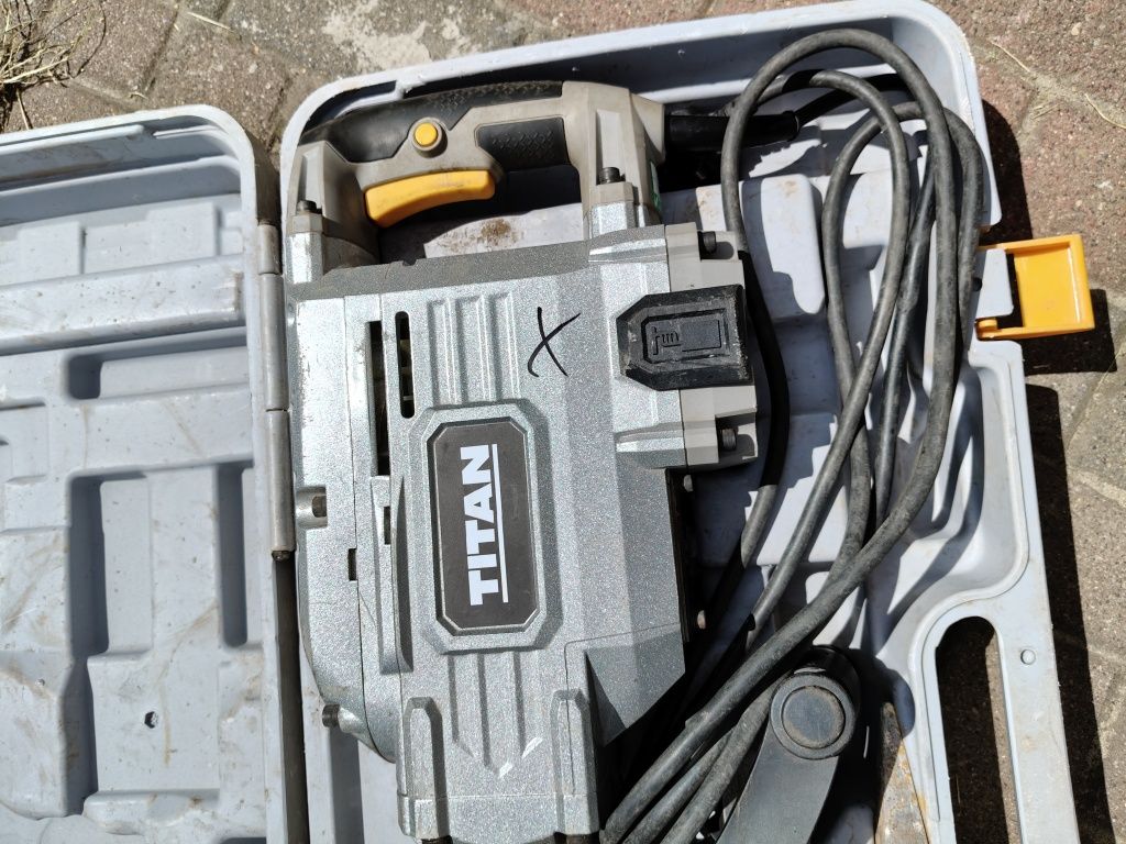 Młot wyburzeniowy Titan 1700 W 50J