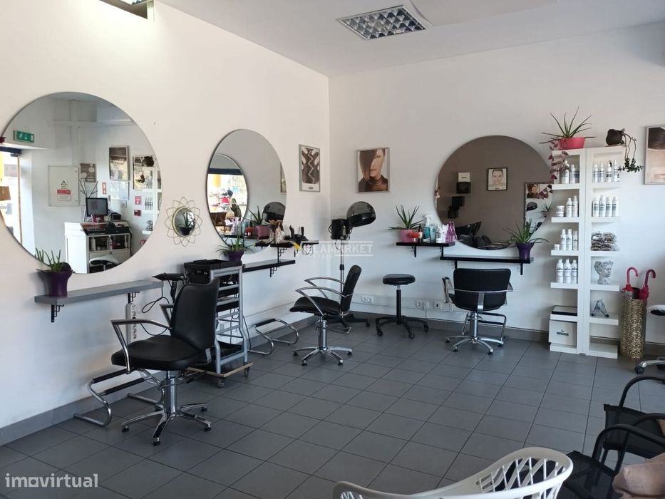 Loja com 44 m2 para trespasse totalmente equipada para cabelereiro e e