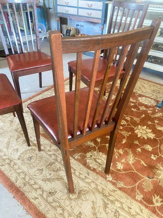 Quatro cadeiras vintage, pés de palito, bom estado