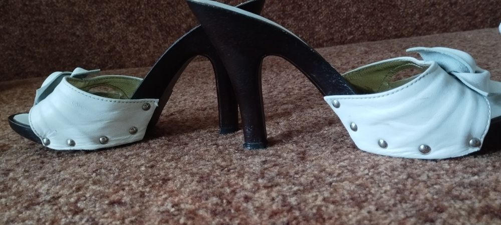 Кожаные белые шлепки